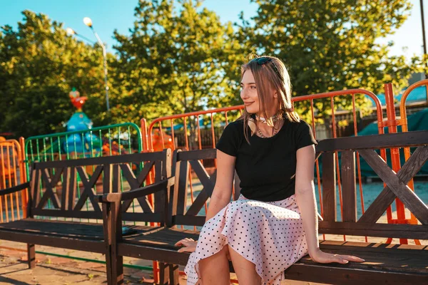 Vacaciones Verano Retrato Una Hermosa Mujer Sonriente Sentada Banco Parque — Foto de Stock