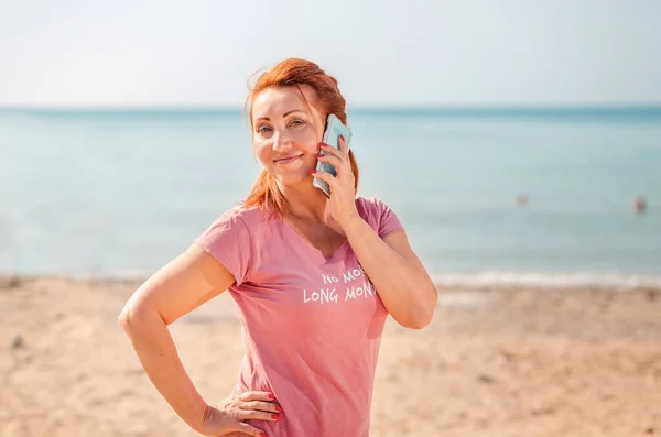 Spor Kıyafetli Yetişkin Bir Kadının Portresi Gülümsüyor Bir Telefon Görüşmesi — Stok fotoğraf
