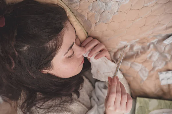 Ziek Meisje Bed Kijken Naar Thermometer — Stockfoto