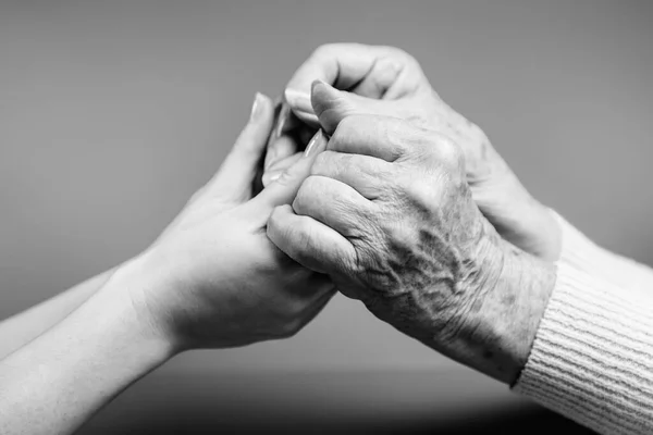 Feche Mãos Fêmeas Mulheres Jovens Seniores Cores Preto Branco Conceito — Fotografia de Stock
