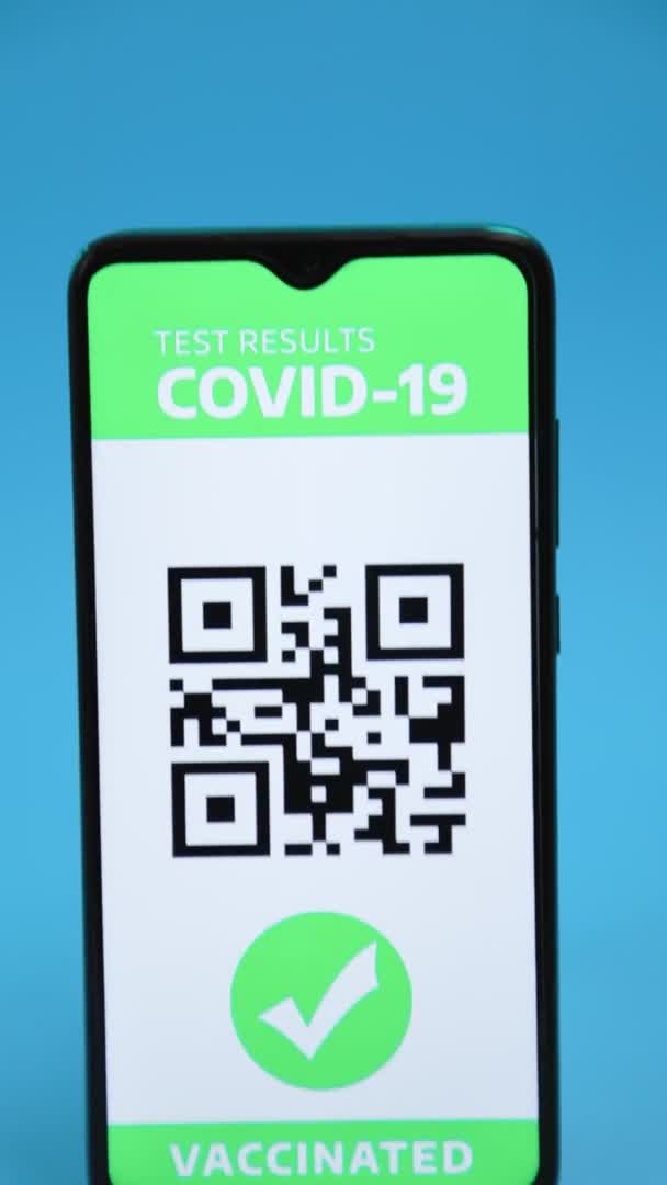 Cellulare Con App Del Passaporto Digitale Immunità Fiale Del Vaccino — Video Stock