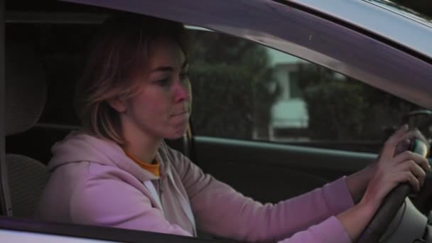 Uma Jovem Está Sentada Volante Carro Com Direção Direita Nervosamente — Vídeo de Stock