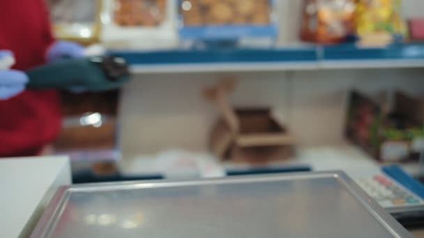 Kvinna Gummihandskar Tar Betalterminalen Till Bordet Rengör Den Med Antiseptiska — Stockvideo