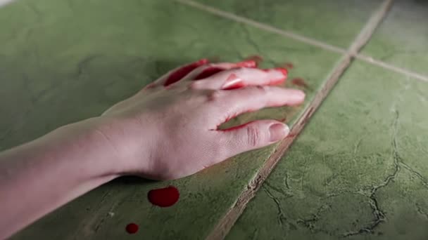 Hand Van Een Vrouw Sleept Vloer Laat Bloederige Voetafdrukken Achter — Stockvideo