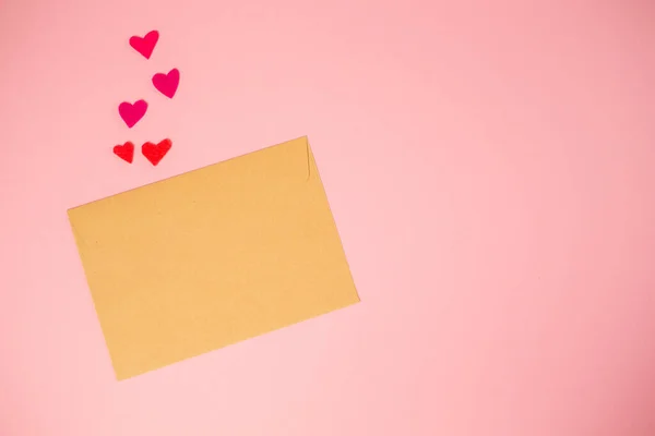 Envelope Feito Papel Kraft Com Corações Cortados Feltro Fundo Rosa — Fotografia de Stock