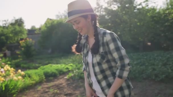 Uma Jovem Mulher Feliz Caminhando Para Azul Nigella Sativa Arbustos — Vídeo de Stock