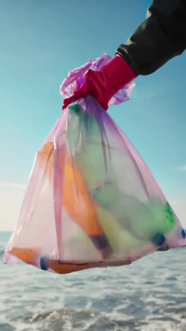 Ecología Voluntario Con Guantes Goma Sostiene Una Bolsa Basura Con — Vídeo de stock