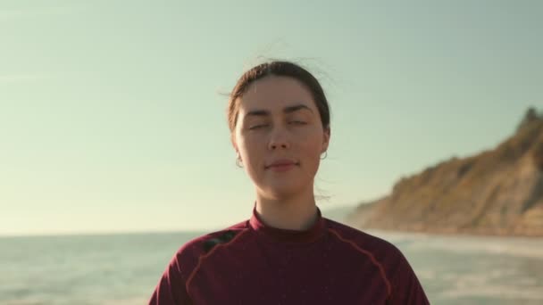 Gülümseyen Bir Kadın Ellerini Namaste Jestine Katlar Meditasyon Yapar Derin — Stok video