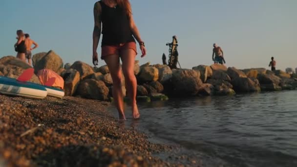 海岸にクラブの足の手順を持つ日焼けした女性 足を閉じる スローモーション クラブフットと関節炎の概念 — ストック動画