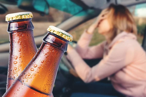 Dos Botellas Mojadas Cerveza Cerca Fondo Desenfocado Una Mujer Está — Foto de Stock