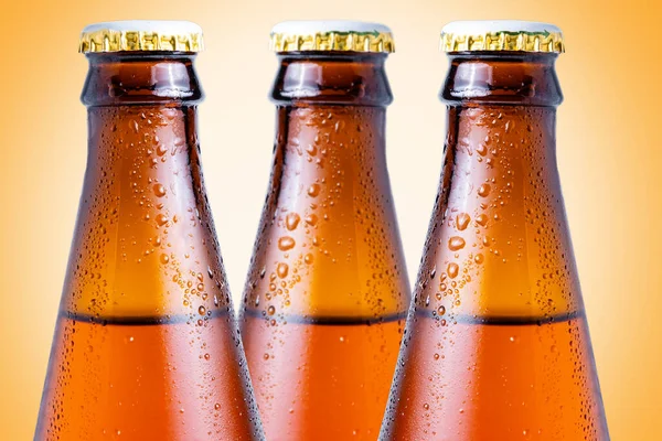 Close Dos Pescoços Três Garrafas Marrons Vidro Molhado Cerveja Escura — Fotografia de Stock