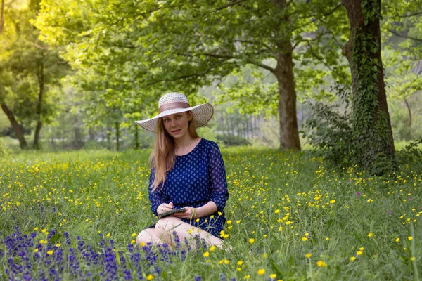 Chica Atractiva Sombrero Vestido Azul Con Cuaderno Claro Entre Las —  Fotos de Stock