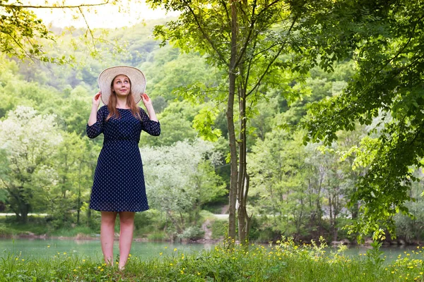 Fata Rochie Albastră Pălărie Albă Fundalul Râului Ochii Visători — Fotografie, imagine de stoc