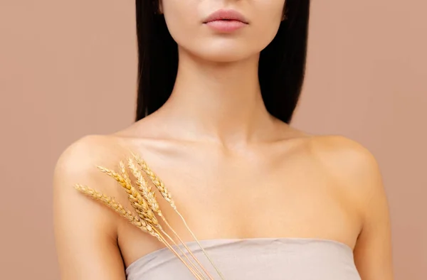 Portrait Young Slender Woman Ears Wheat Her Chest Close Gray — Stock Photo, Image