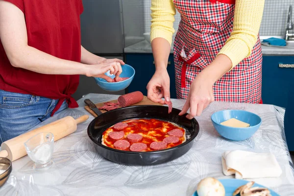 Две Женщины Положили Колбасу Пиццу Вид Сверху Руки Крупным Планом — стоковое фото