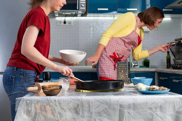 Молодые Кавказские Женщины Готовят Еду Вместе Кухне Закрывай Вид Сбоку — стоковое фото