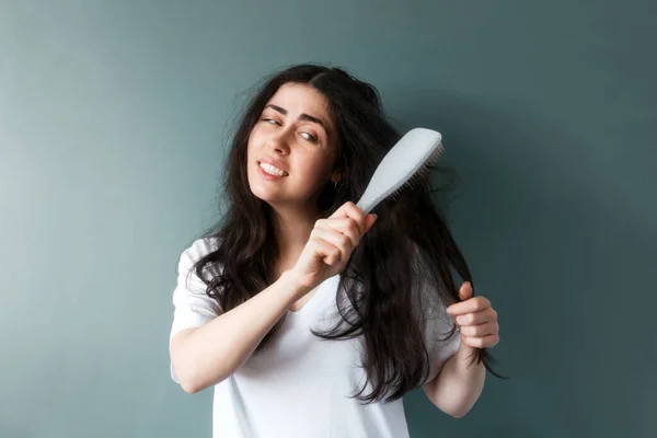 Retrato Una Joven Mujer Triste Tratando Peinarse Largo Cabello Enredado — Foto de Stock