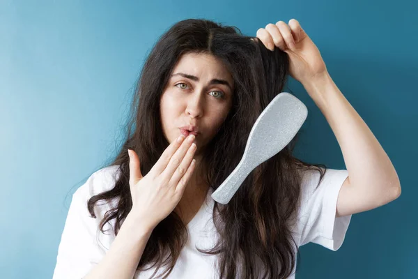 Uma Jovem Confusa Mostra Seu Longo Cabelo Emaranhado Qual Uma — Fotografia de Stock