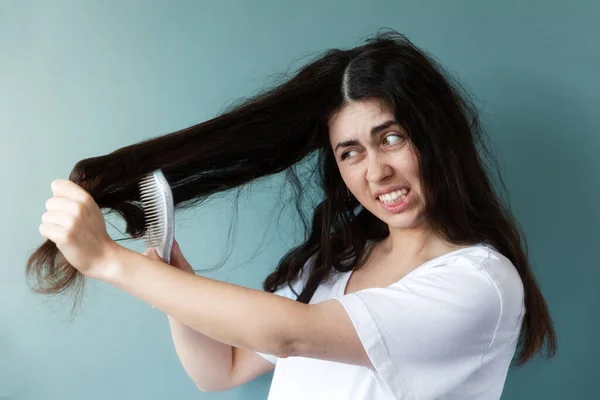 Portrait Une Jeune Femme Caucasienne Peignant Ses Cheveux Noirs Emmêlés — Photo