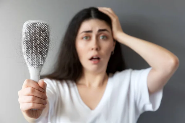 Das Verschwommene Porträt Einer Schockierten Jungen Frau Zeigt Ihre Haarbürste — Stockfoto