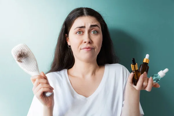 Porträt Einer Empörten Brünetten Frau Die Haarbürste Und Kosmetik Den — Stockfoto