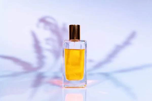 Garrafa Retangular Transparente Perfume Dourado Sobre Fundo Branco Com Luz — Fotografia de Stock