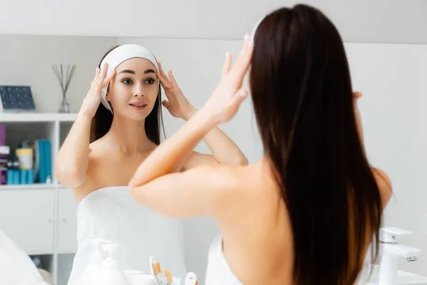 Retrato Uma Jovem Mulher Branca Sorrir Olhar Para Rosto Espelho — Fotografia de Stock