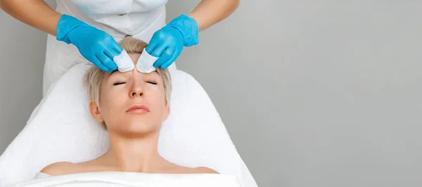 Professional Cosmetologist Does Deep Mechanical Cleaning Forehead Client Face Top — Stock Photo, Image