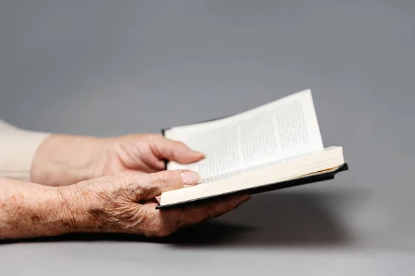 Mãos Enrugadas Uma Mulher Idosa Estão Segurando Livro Com Textos — Fotografia de Stock