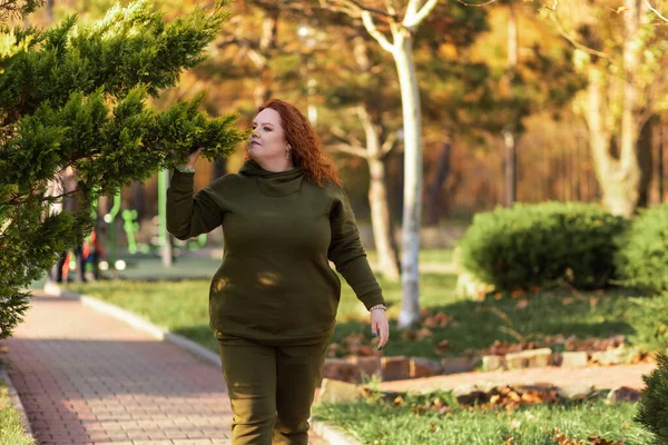公園を歩く太りすぎの女性は自然を楽しんでいます コピースペース 心理学の概念 — ストック写真