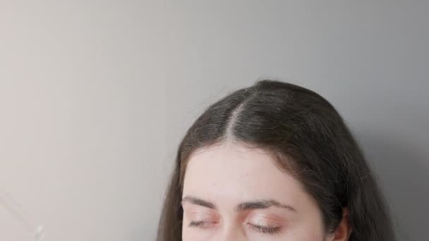 Portret Van Een Jonge Blanke Vrouw Die Cosmetische Olie Druipt — Stockvideo
