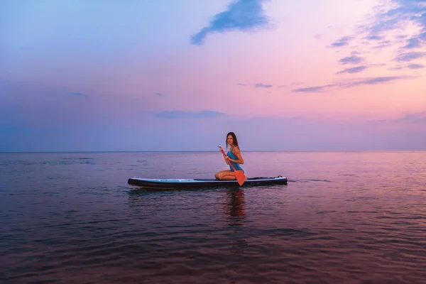 Young Smiling Woman Poses Sitting Sup Board Paddle Sunset Background — Stock Photo, Image
