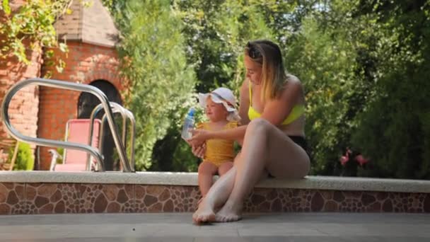 Meisje Badpak Huilt Drinkt Water Uit Fles Babysitten Bij Een — Stockvideo