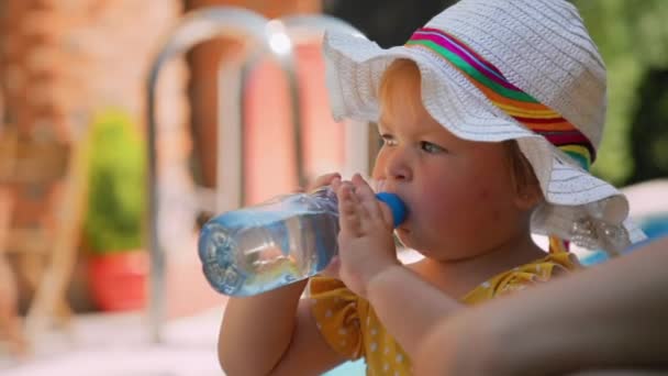Zomer Vakantie Een Meisje Badpak Met Een Fles Water Moeder — Stockvideo