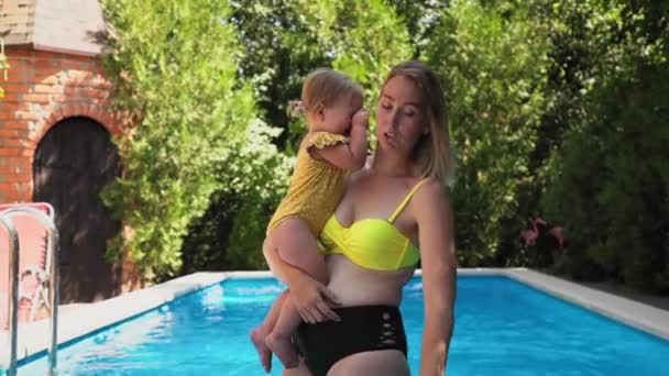 수영복을 어머니는 아이를 고아이를 시킵니다 자녀에게 수영을 가르치는 배경에 오른쪽 — 비디오