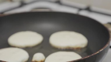  Krepler eski sıcak tavada yağda kızartılır. Yakın plan. Yakınlaştır. Kahvaltıda krep pişiriyorum..