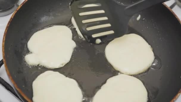 Seseorang Bergerak Dengan Spatula Pancake Menjadi Wajan Tua Dengan Minyak — Stok Video