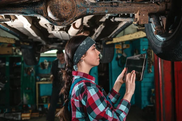 Portret Młodej Mechaniczki Mundurze Która Używa Tabletu Zdiagnozowania Samochodu Samochód — Zdjęcie stockowe
