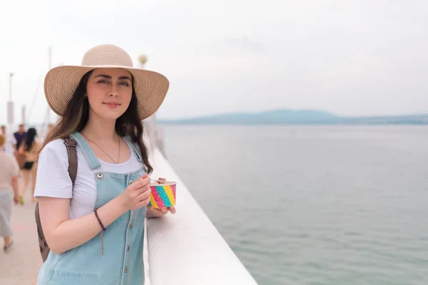 Retrato Una Joven Guapa Con Sombrero Apoyada Balaustrada Posando Para — Foto de Stock