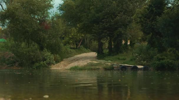 Vacker Flodstrand Blåsigt Väder Bakgrundsfotografering Förgrunden Flyter Ung Kvinna Kajak — Stockvideo