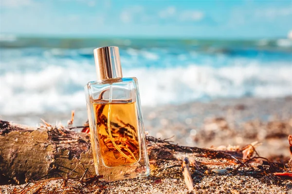 Fragancia Masculina Frasco Vidrio Rectangular Perfume Dorado Pie Sobre Una — Foto de Stock