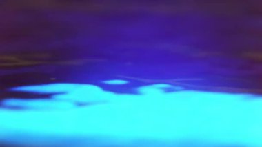 Ay 'ın yansıması ile gece denizini kapatın. döngü canlandırma arkaplanı