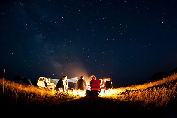 Camping fire under the stars — Stock Photo, Image