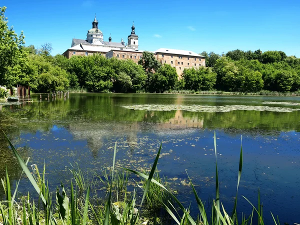 Domy nad jeziorem — Zdjęcie stockowe