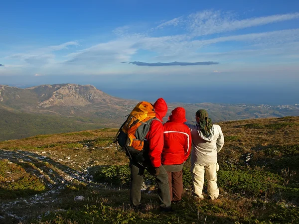 Turistas ver as montanhas à distância — Fotografia de Stock