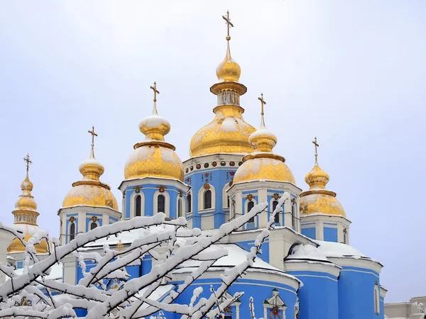 Cúpulas da igreja na neve — Fotografia de Stock