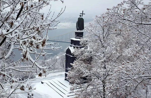 Monumento ao Príncipe Vladimir na neve Imagem De Stock