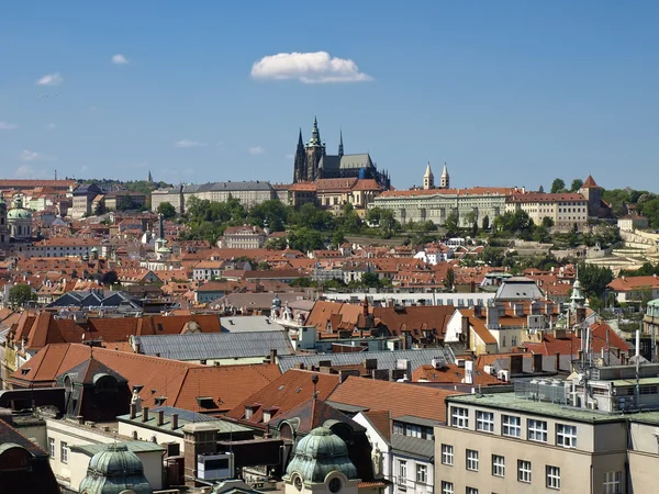 Vista da Câmara Municipal Velha em direção ao Castelo de Praga e — Fotografia de Stock