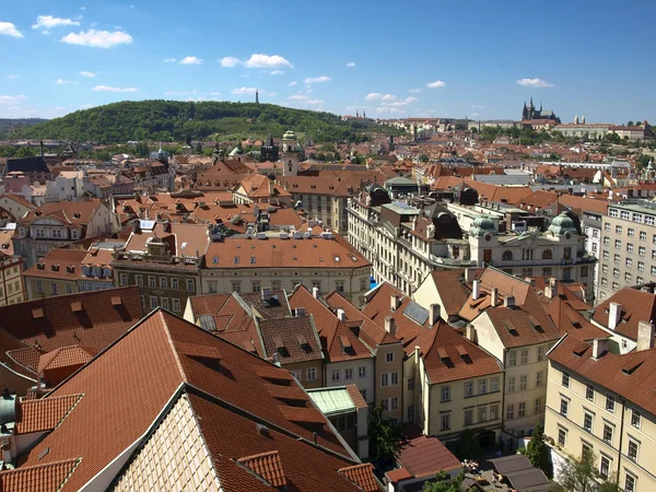 Pohled od staré radnice na Pražský hrad a Petřín — Stock fotografie