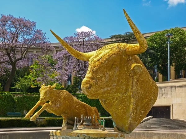 Toro de escultura y ciervos en París — Foto de Stock